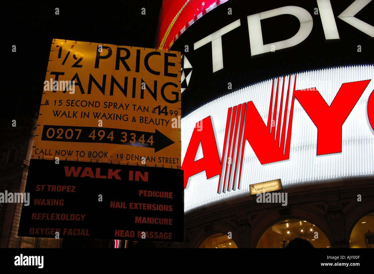 Piccadilly Circus in der Nacht Stockfoto