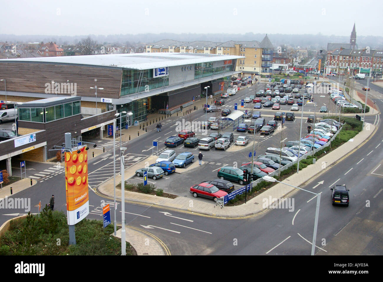 Sainsbury Shop und Auto Park in Kingston Surrey Stockfoto