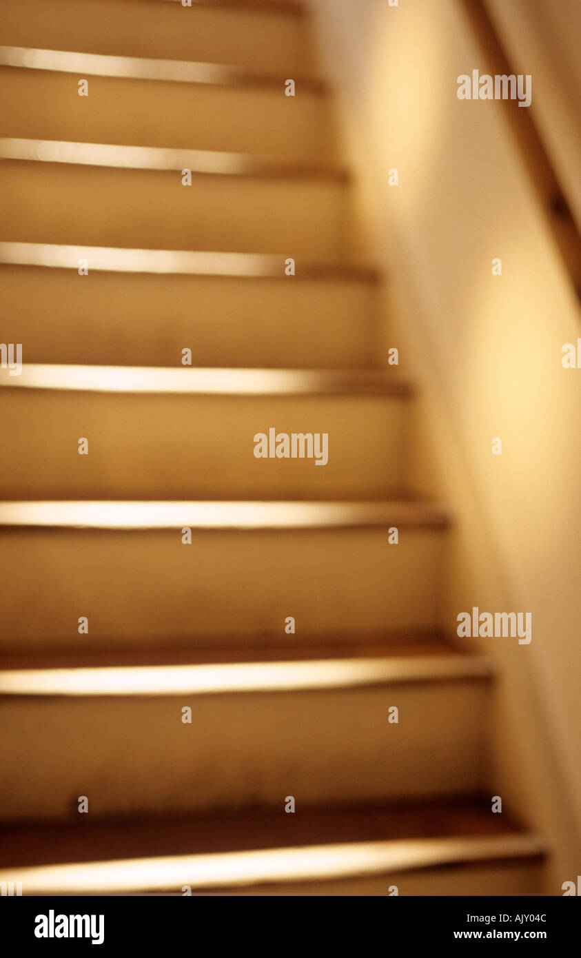 Impressionistischen Blick hinauf schmale Treppe in warmes Sonnenlicht Stockfoto