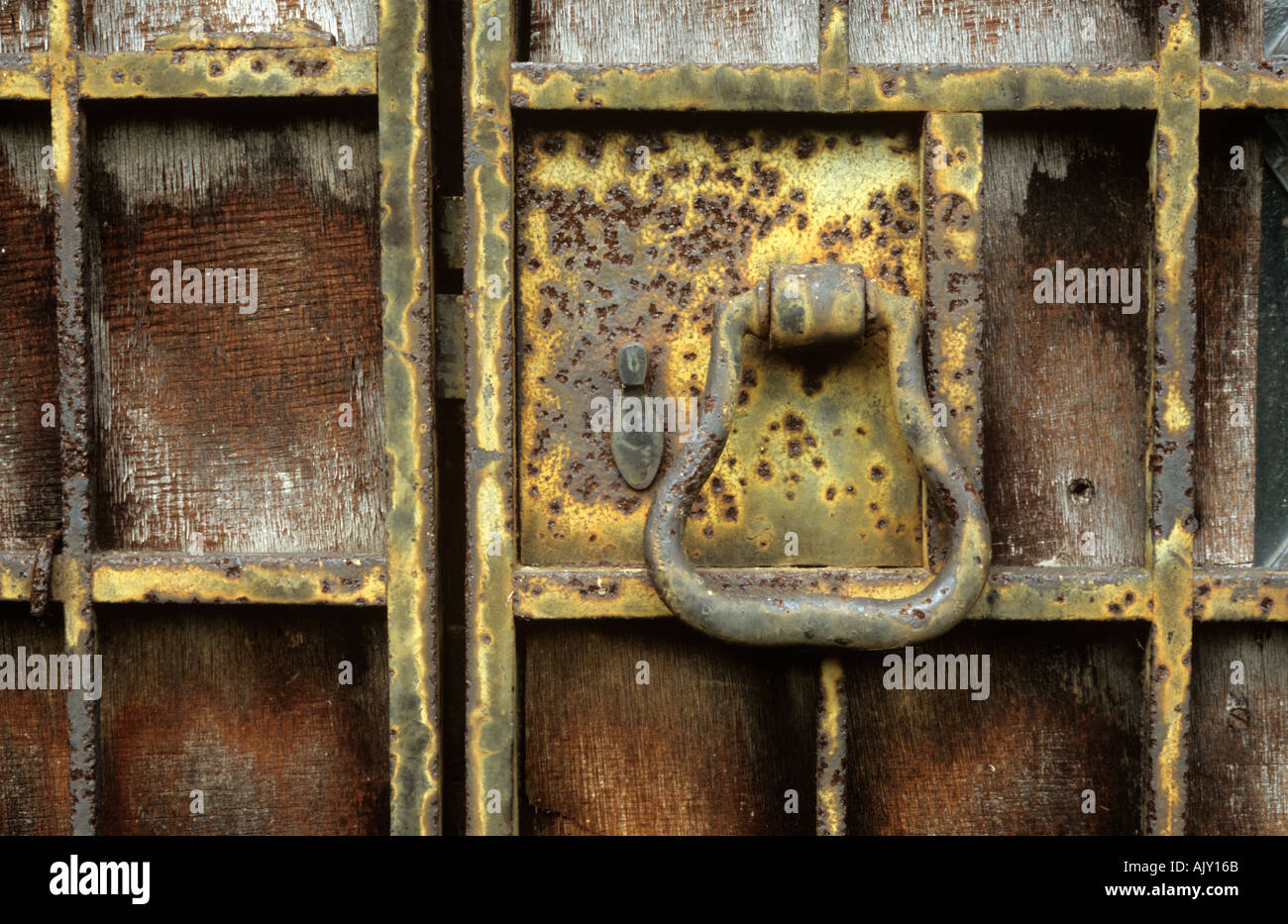 Griff und Schloss an Metall Tür Rost Stockfoto
