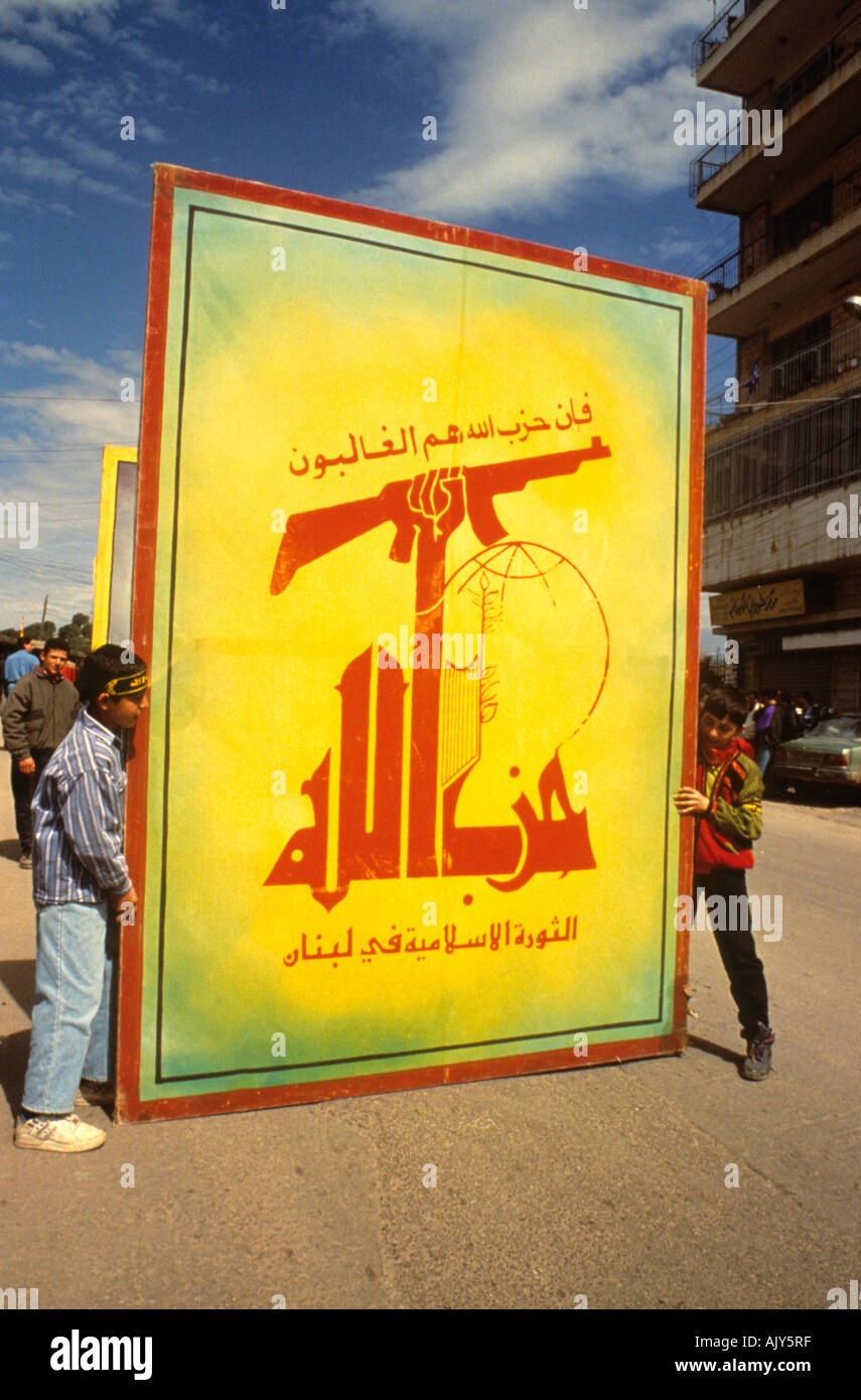 Plakat Der Hisbollah Die Partei Gottes Gezeigt Im Sud Libanon Von Anhangern Wahrend Einer Demonstration Stockfotografie Alamy