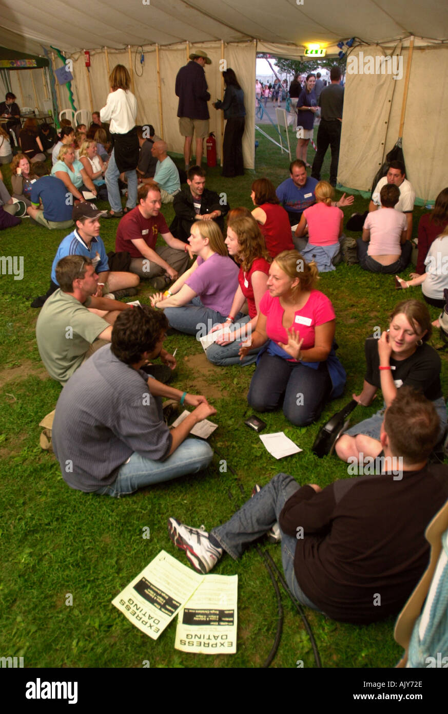 SPEED-DATING AUF DEM GREENBELT CHRISTIAN FESTIVAL BEI CHELTENHAM RACECOURSE UK Stockfoto