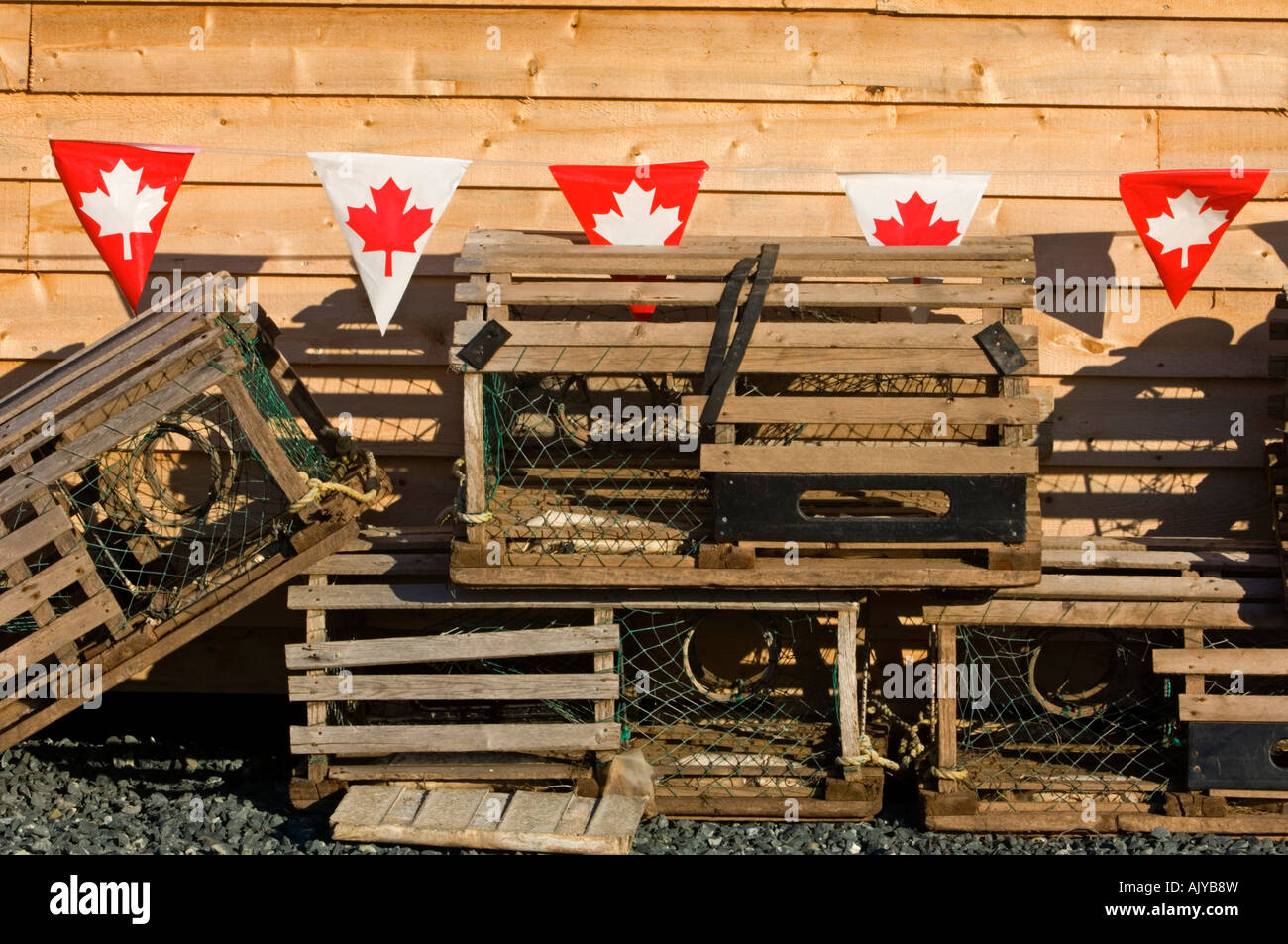 Hummerfallen und kanadische Flaggen am Geschenk Shop Veranstaltungsort, neue Bandon, NB New Brunswick, Kanada Stockfoto