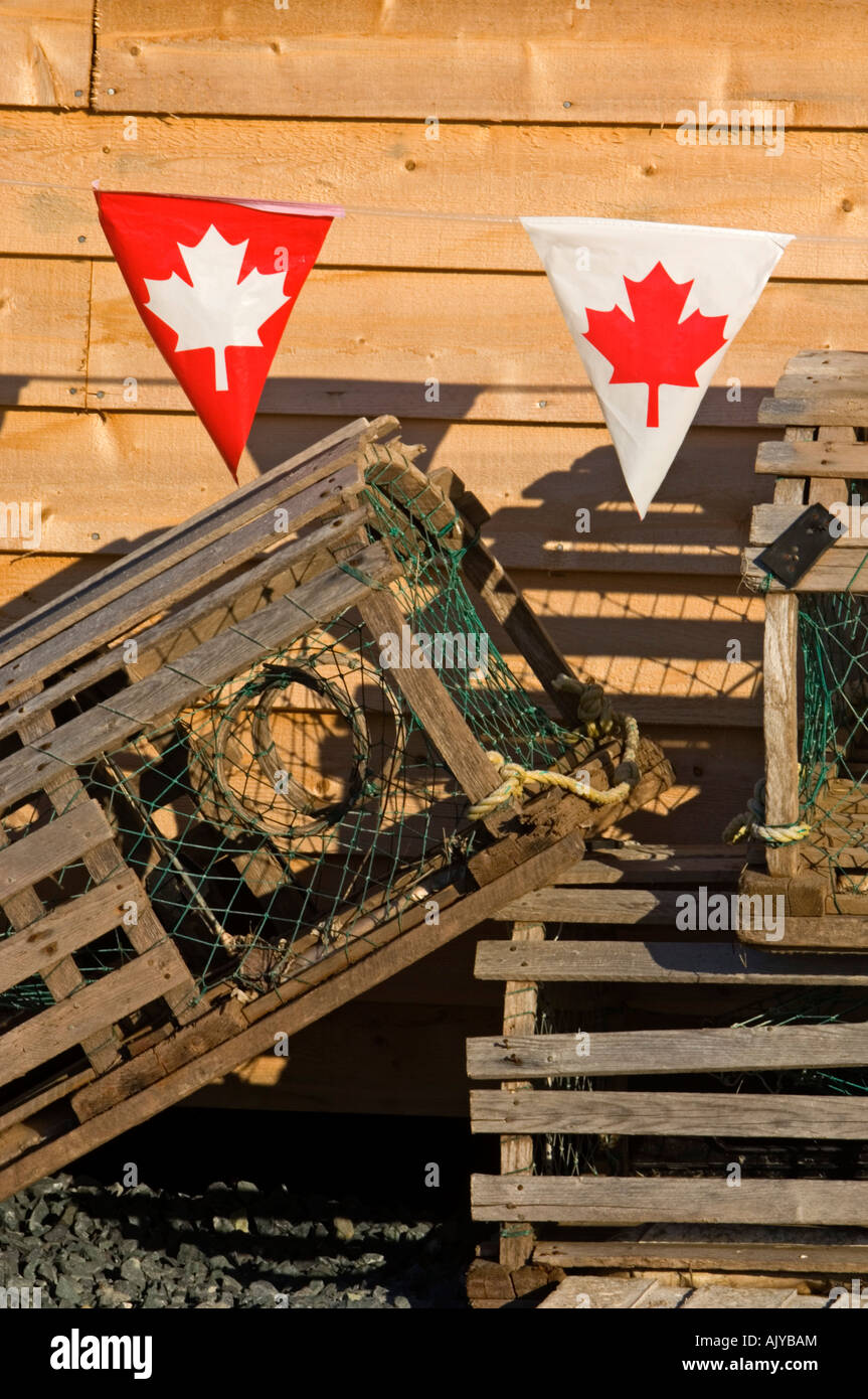 Hummerfallen und kanadische Flaggen am Geschenk Shop Veranstaltungsort, neue Bandon, NB New Brunswick, Kanada Stockfoto
