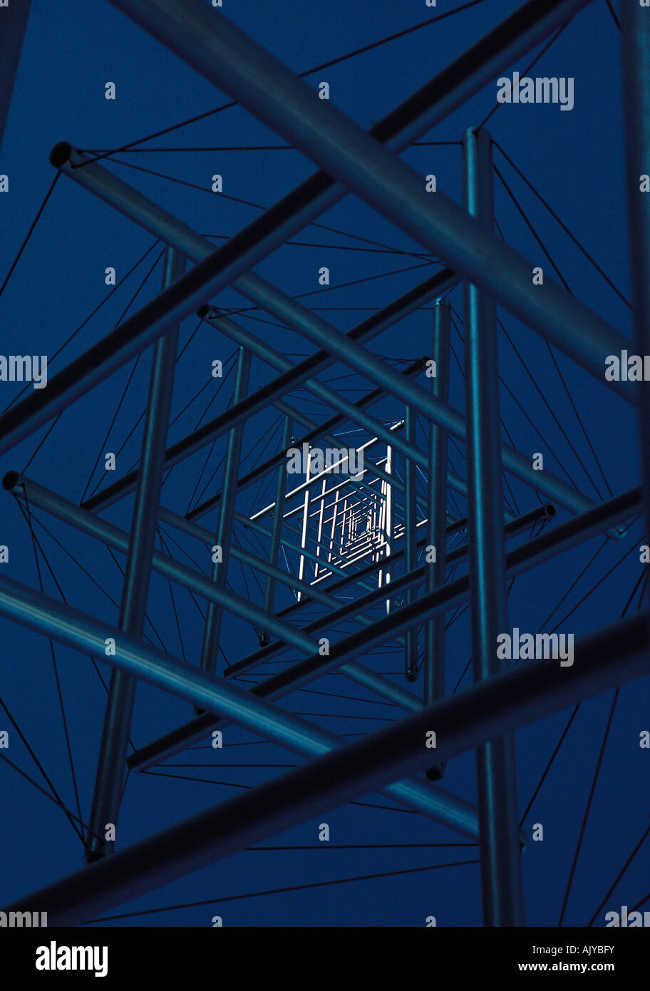 USA. Washington DC. Nadel Turm geometrische Stahlskulptur von Kenneth Snelson. Stockfoto