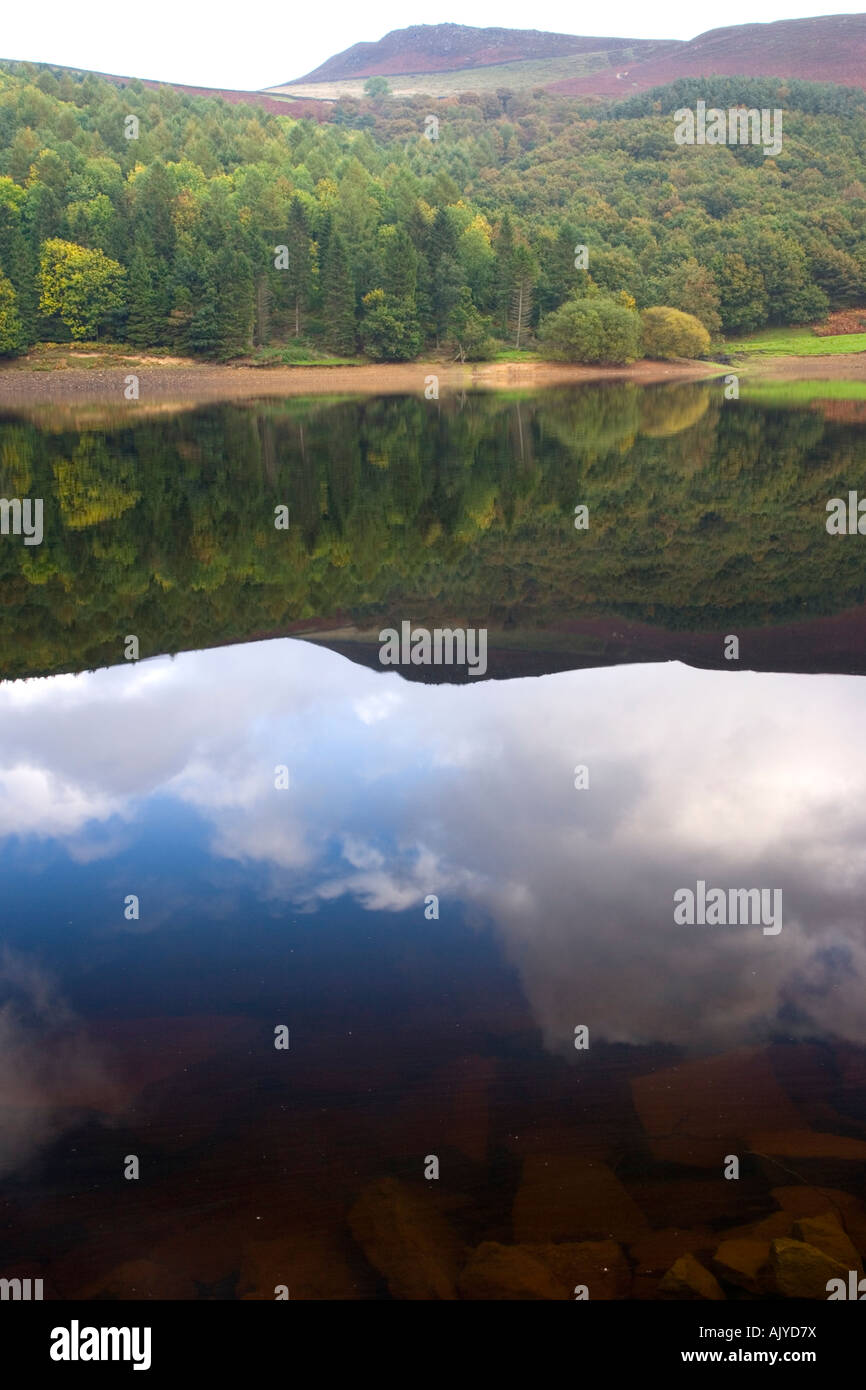 Ansicht von Whinstone Lee Tor über Ladybower Vorratsbehälter im Peak District in Derbyshire Stockfoto