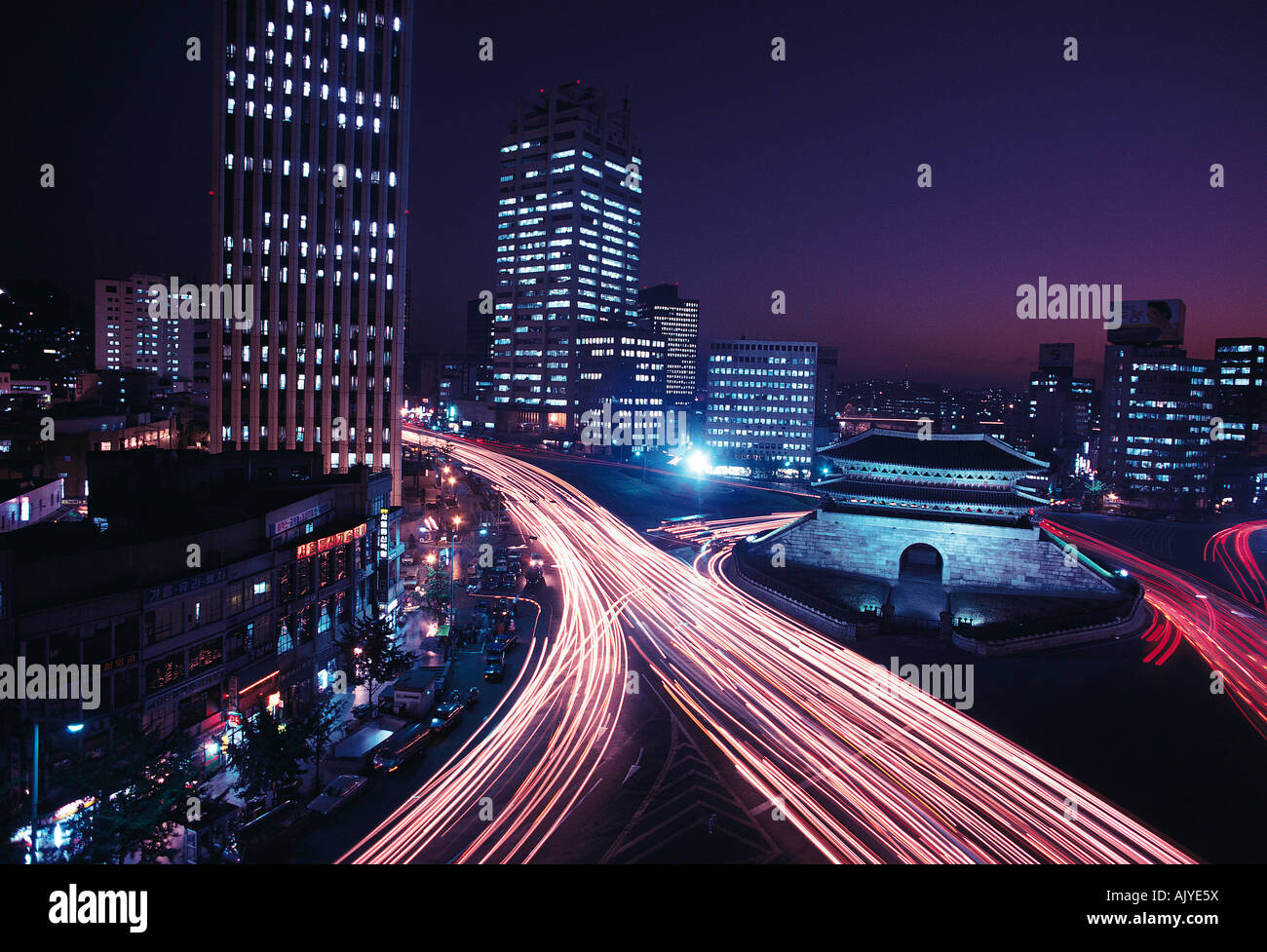 Südkorea. Seoul City bei Nacht. Verkehr um Namdaemun Tor. Stockfoto