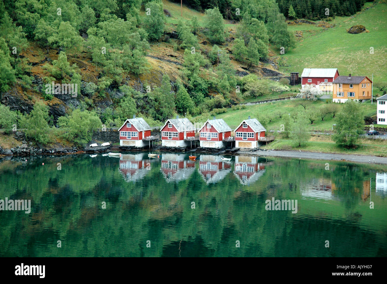 Häuser spiegeln sich in den See in Flåm, Norwegen Stockfoto