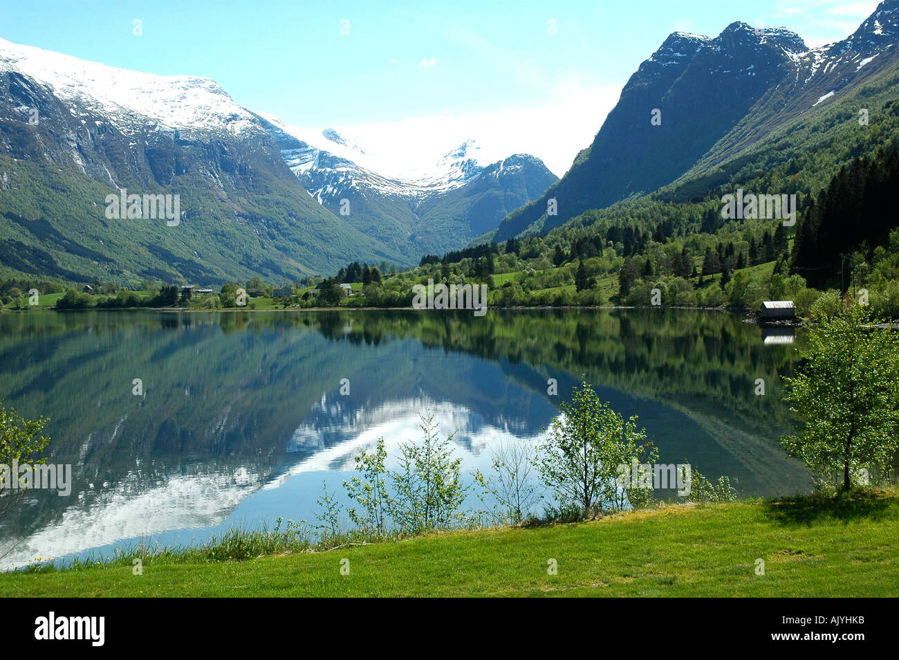 Reflexionen der Berge im See Olden, Norwegen Stockfoto