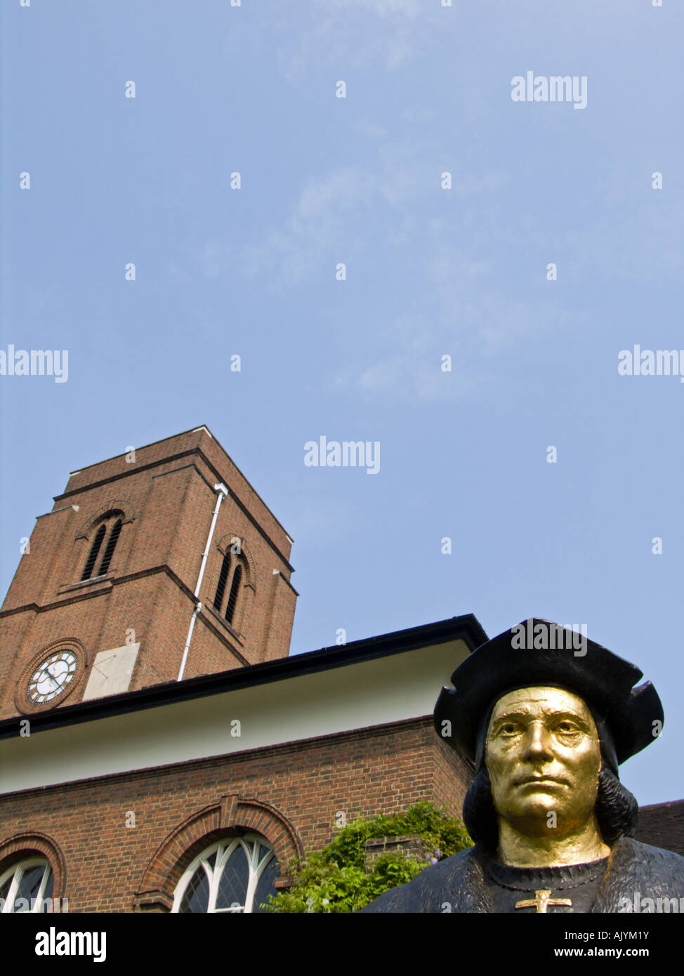 1969-Statue von Thomas mehr von l Cubitt Bevis mit Chelsea alte Kirche im Hintergrund, Cheyne Weg, Chelsea, London, england Stockfoto