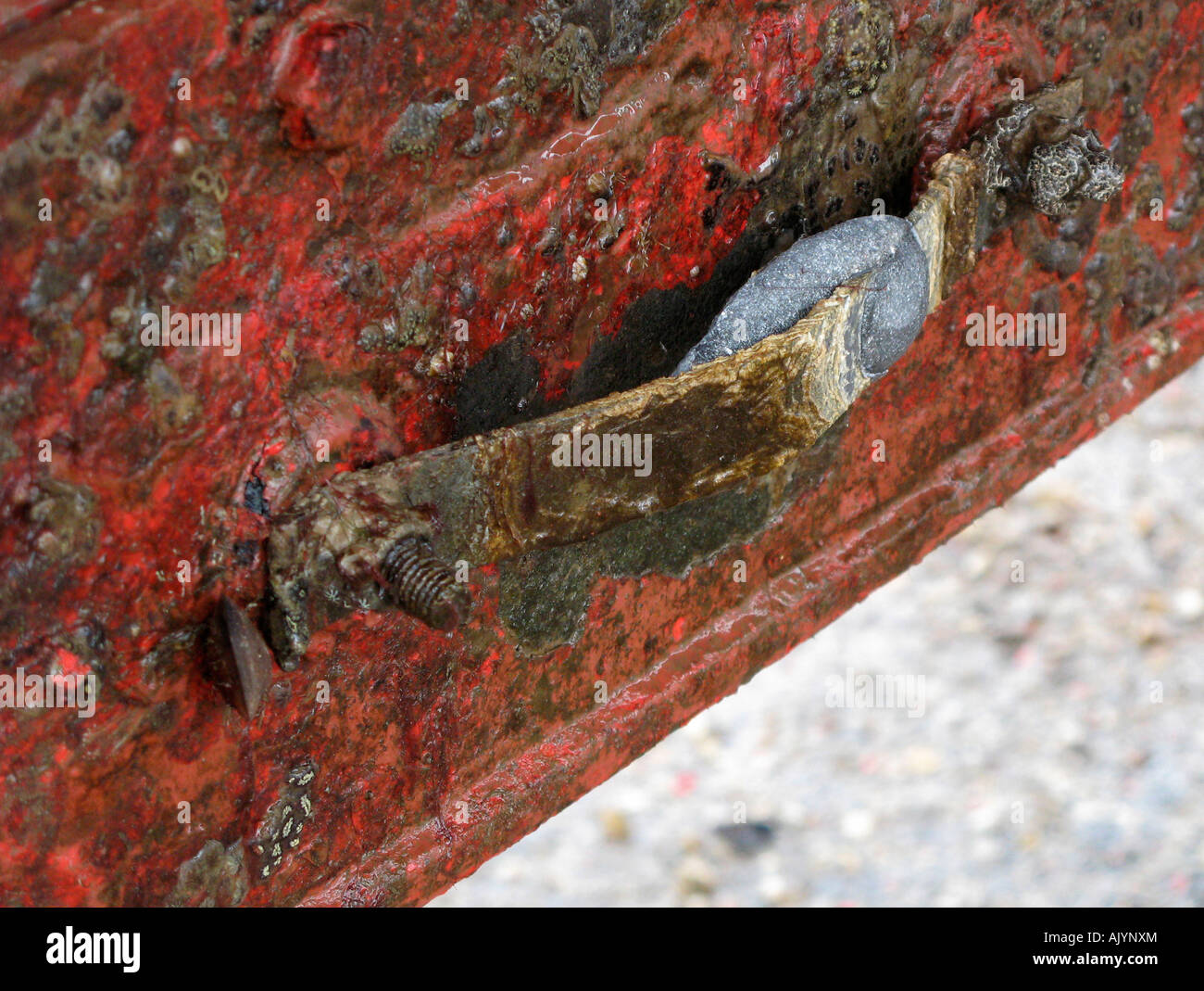 Korrodierte Anode am Schiffsrumpf. Stockfoto