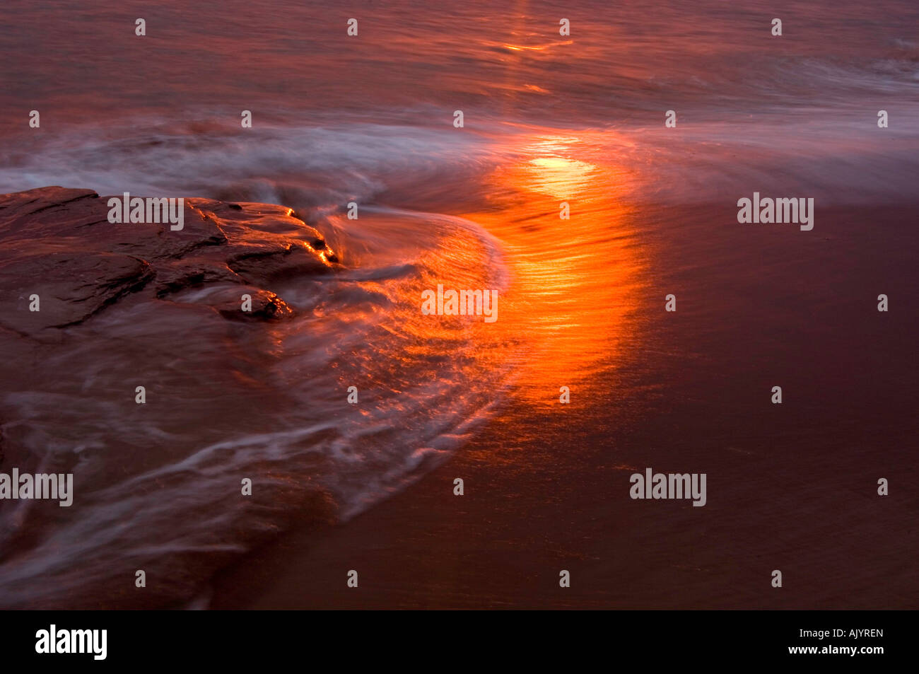 Sunrise Licht reflektiert auf leichten Wellen und Sand auf Campbells Cove Beach, Campbells Cove, PE/PEI Prince Edward Island, Kanada Stockfoto
