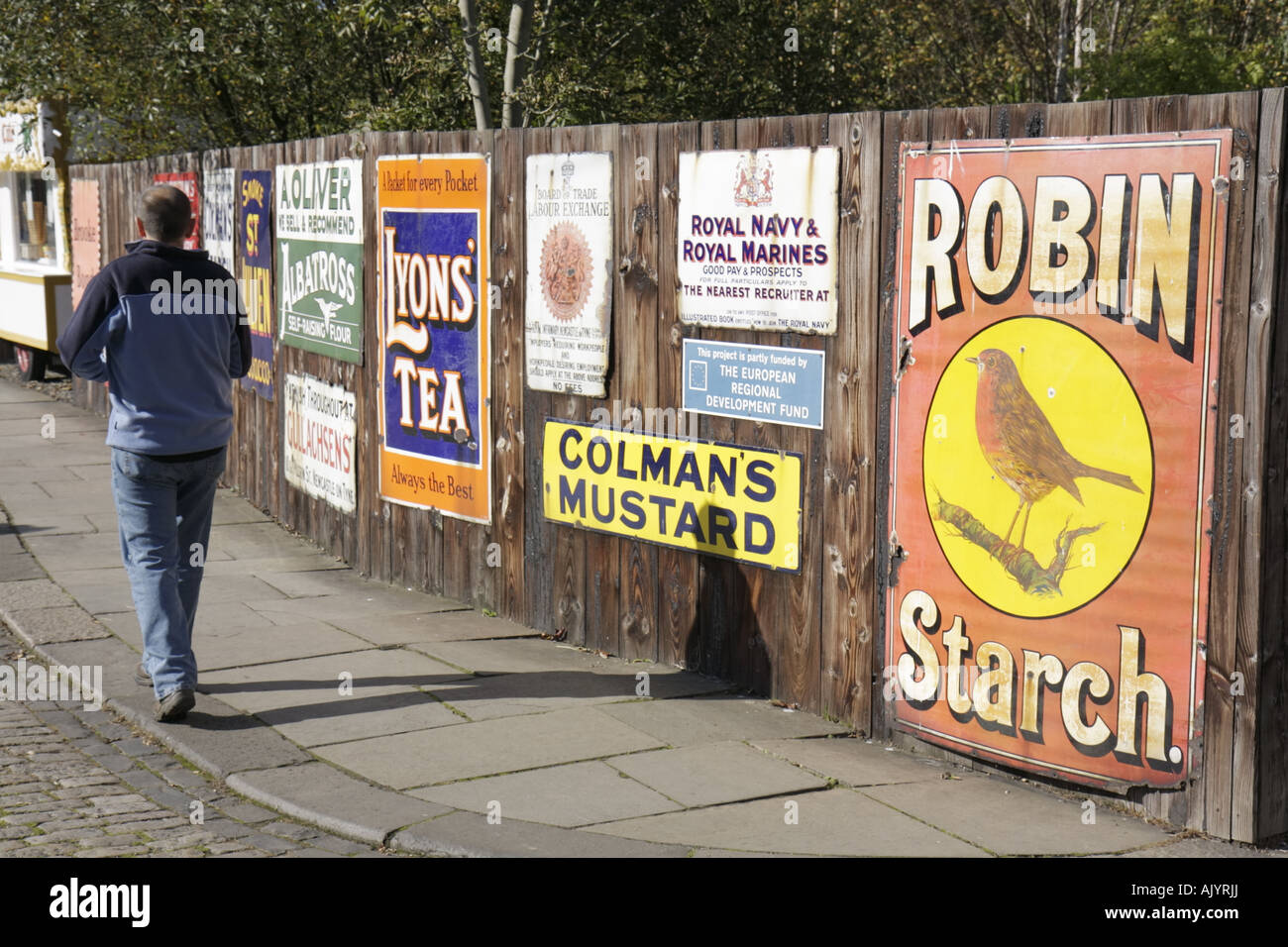 UK England County Durham, Beamish, North of England Museum, 1913 Stadt, Geschichte, Schilder, Werbung, Werbung, Werbung, Nostalgie, UK071001052 Stockfoto