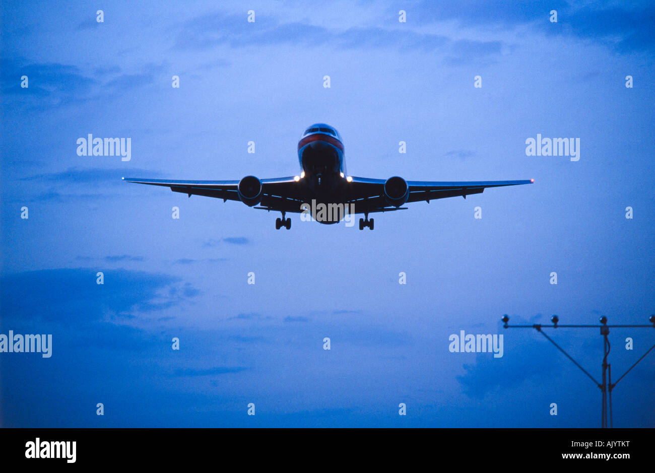 Verkehrsflugzeug, Landung, blauer Himmel, Miami International Airport Stockfoto