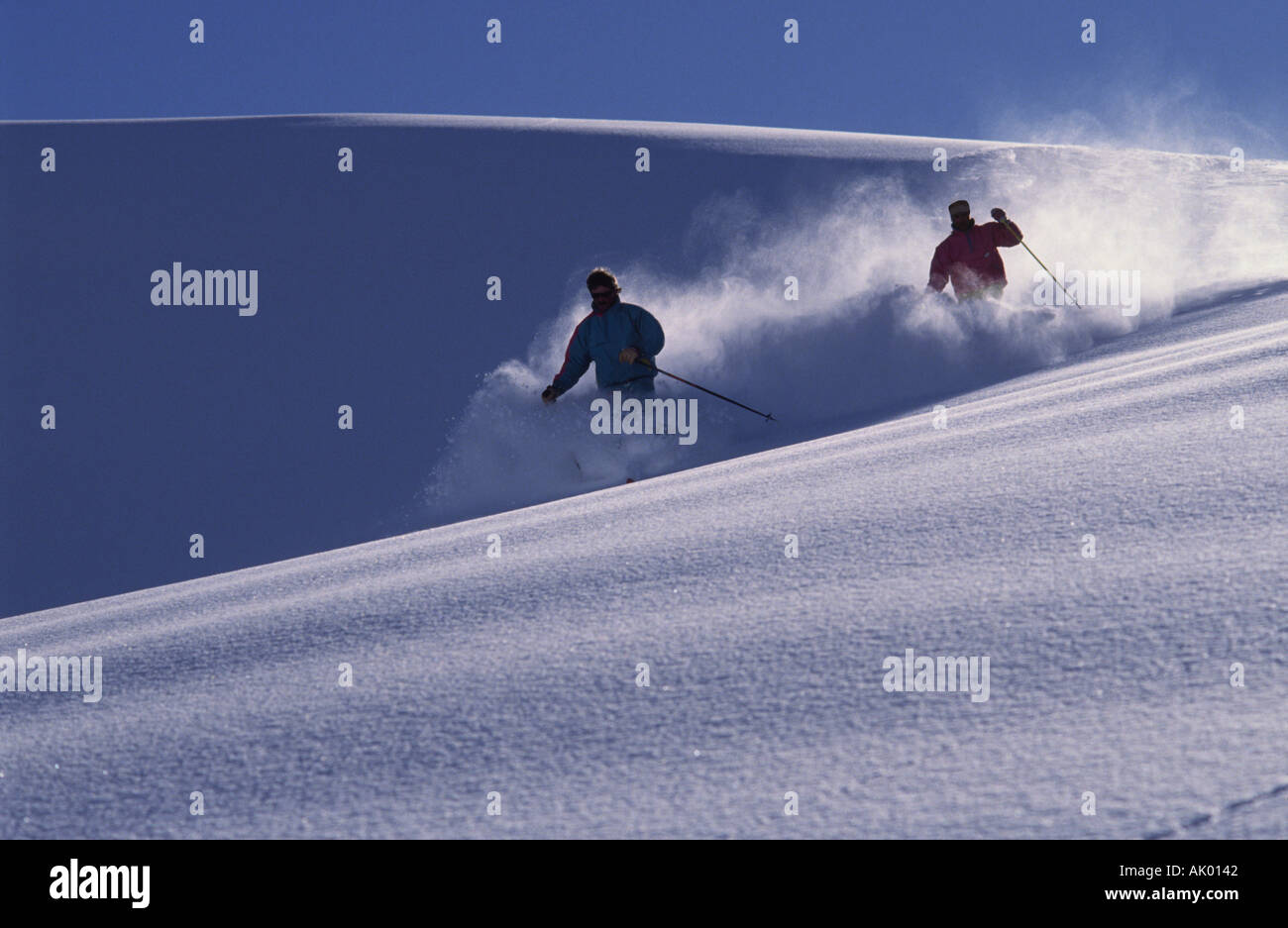 Archiv Fotos von zwei Skifahrer im Pulverschnee in Courchevel, Frankreich ca. ca. 1988. Stockfoto