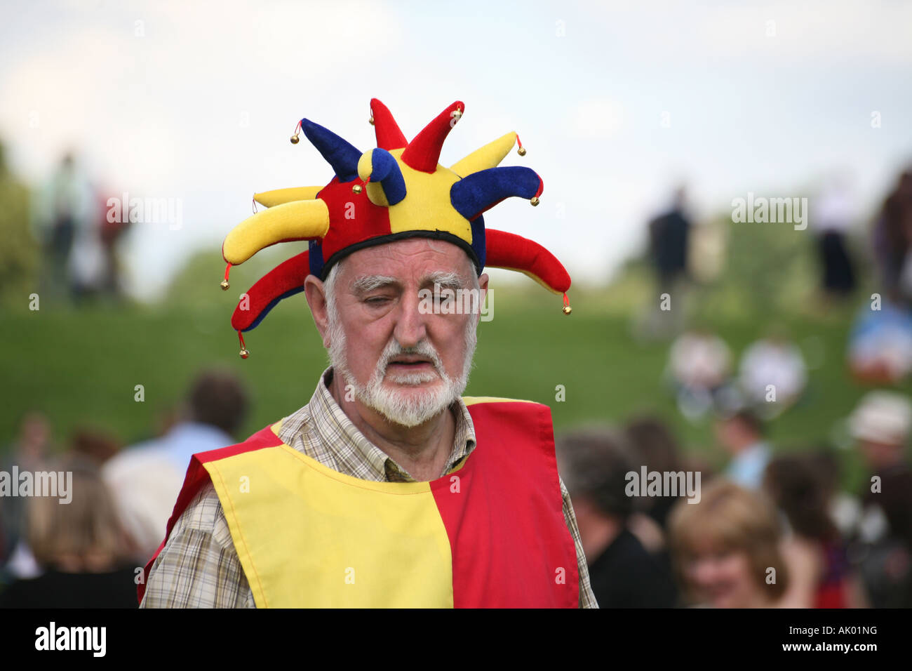 Mann, gekleidet wie ein Narr in Lichfield-Festival-001 Stockfoto