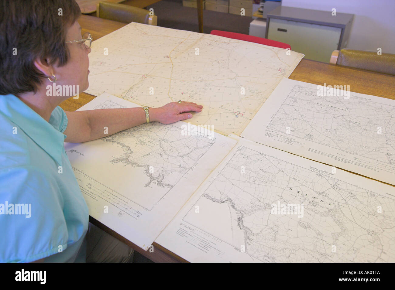 Frau Studium Karten in einem Public Records Office Stockfoto