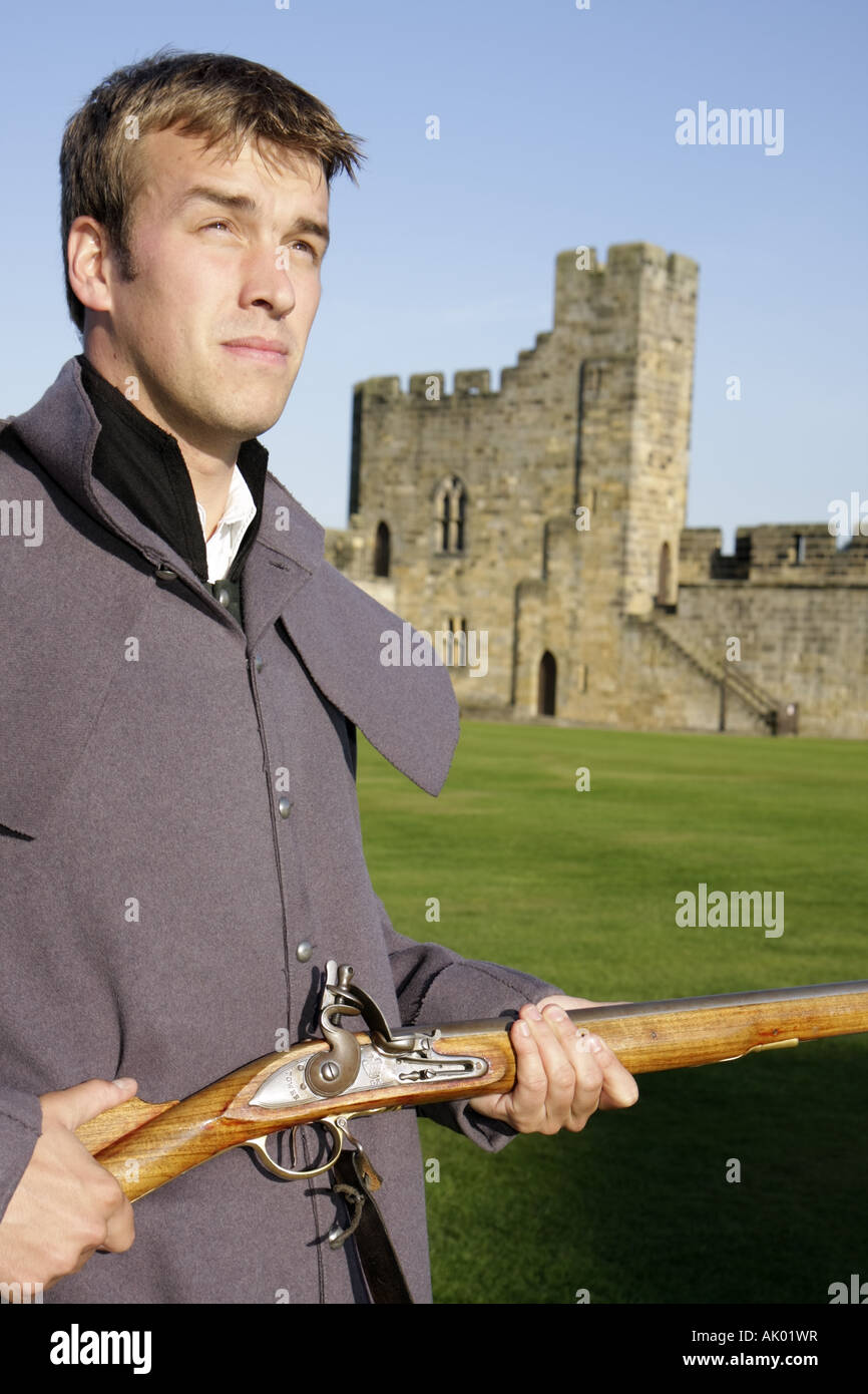 Vereinigtes Königreich England Northumberland, Alnwick, Alnwick Castle, 11. Jahrhundert, normannische Architektur, 1798 Soldatenführer, Gewehr, Waffe, UK071002079 Stockfoto