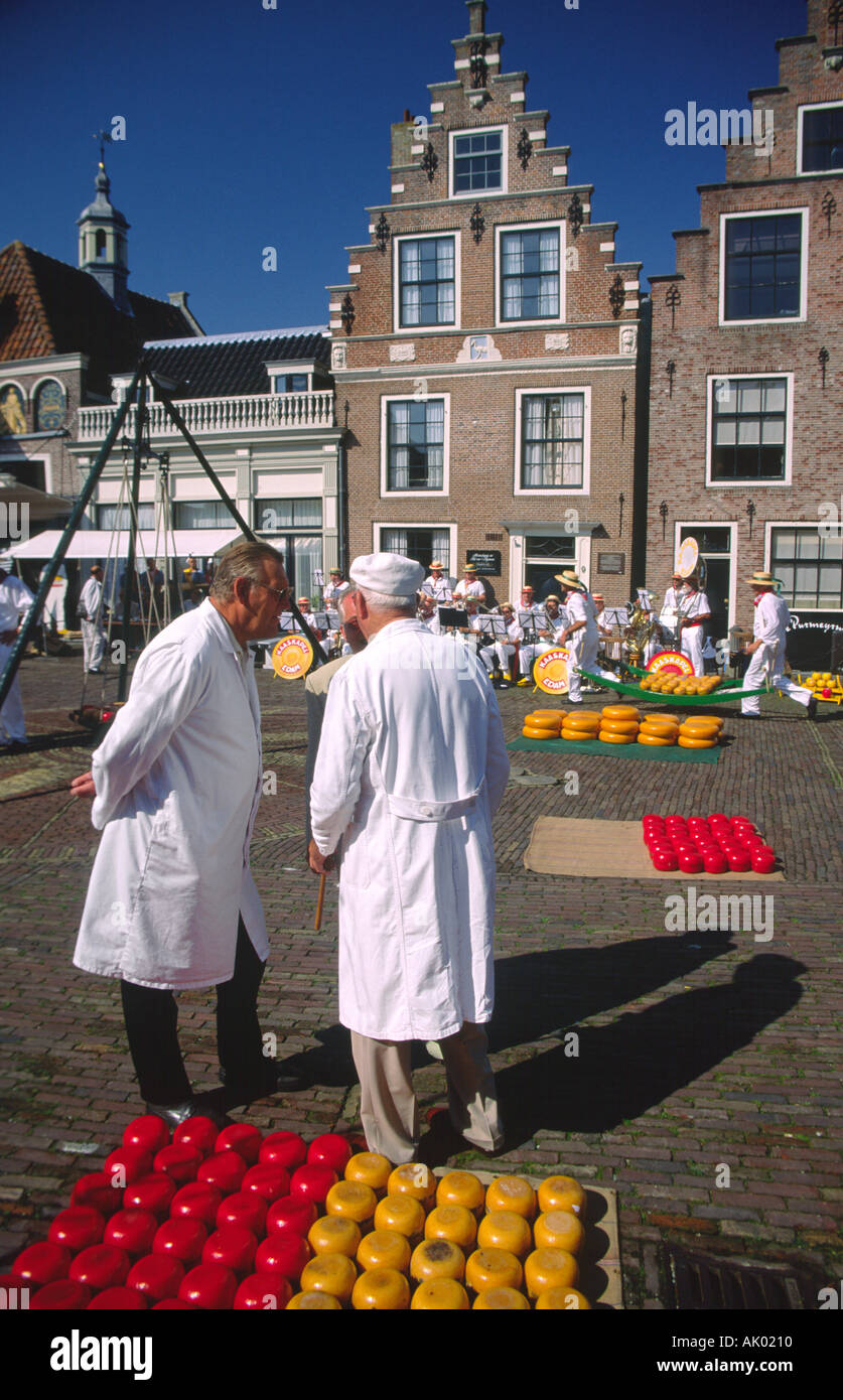 Verhandlungen über einen Verkauf auf einem Käsemarkt in der Nähe von Gouda-Niederlande Stockfoto