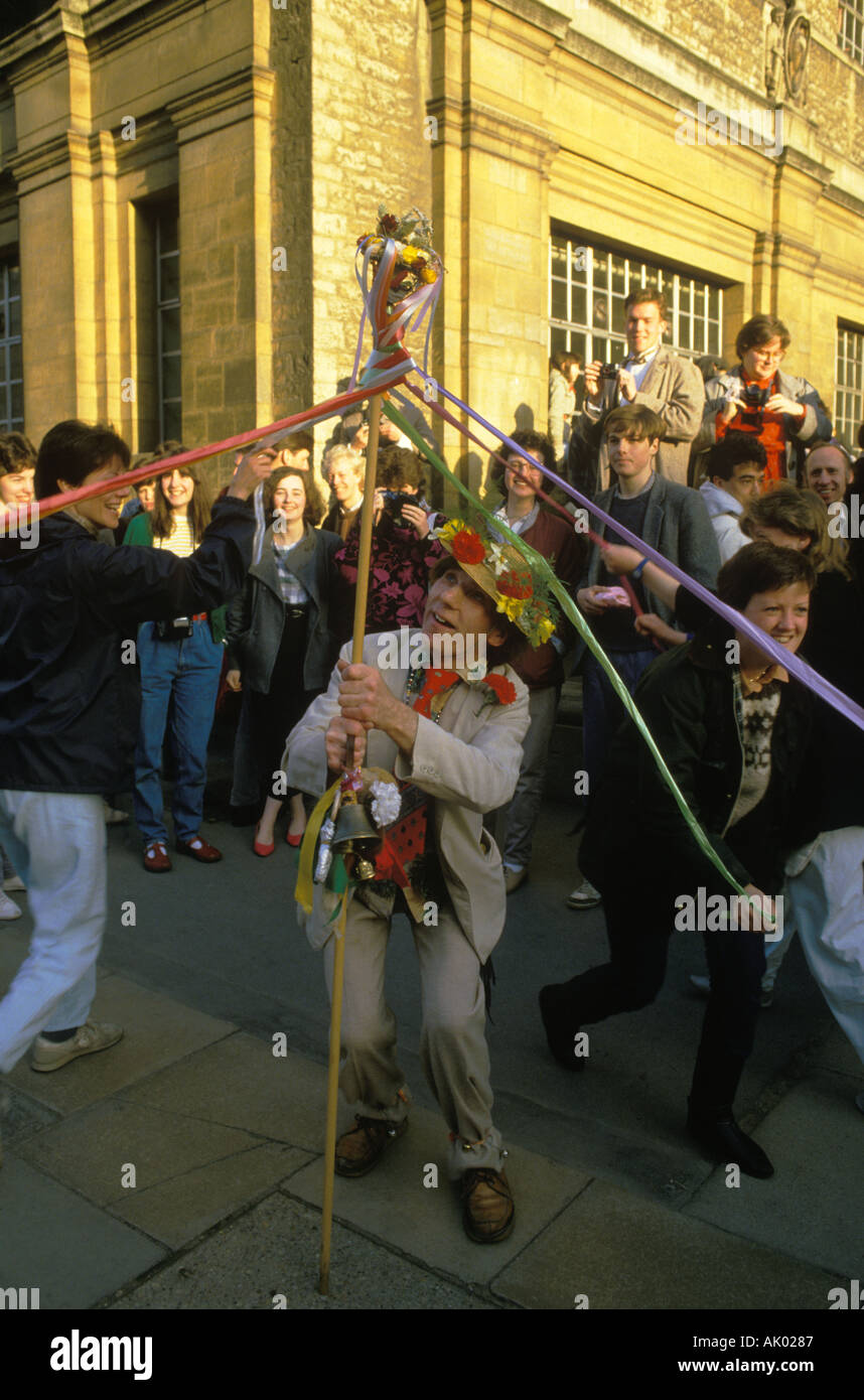 May Day Mai erste Oxford Oxfordshire England tanzen um einen tragbaren Maibaum HOMER SYKES Stockfoto