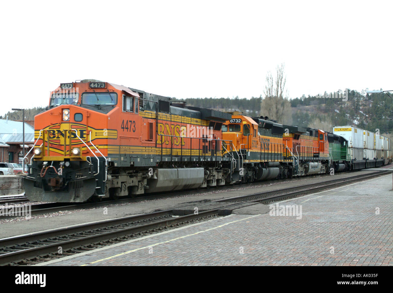 BNSF Güterzug Annäherung an Flagstaff Railroad Station Arizona USA Amerika USA Stockfoto