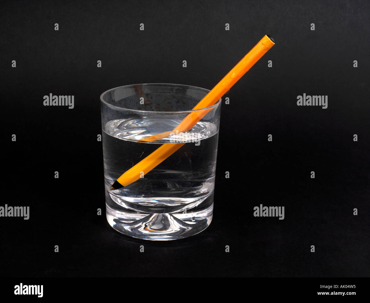 Brechung-Stift in einem Glas Wasser reflektiert Stockfoto