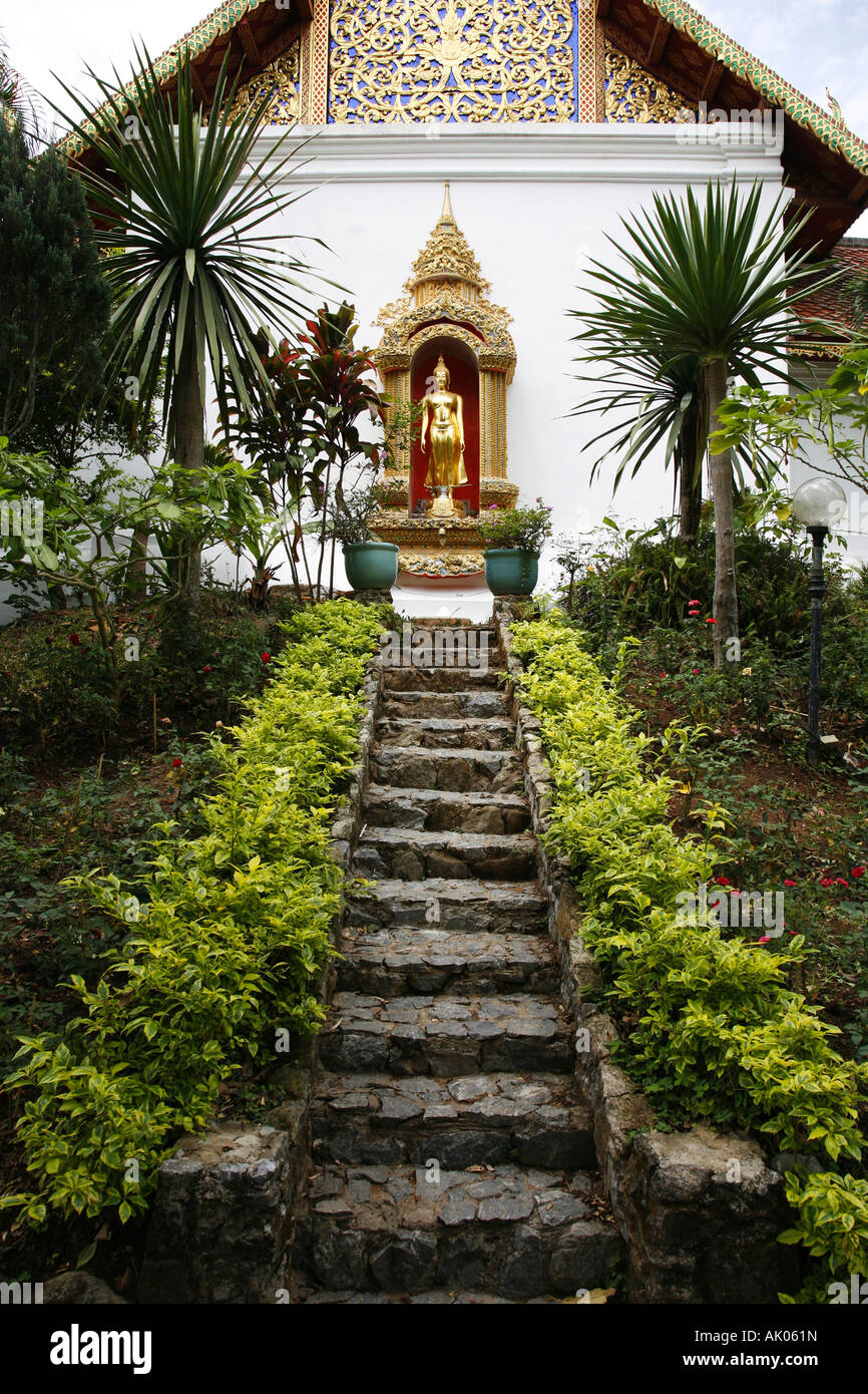 Treppe, die zu einer Statue des Buddha am Wat Doi Suthep außerhalb von Chiang Mai im Norden Thailands Stockfoto