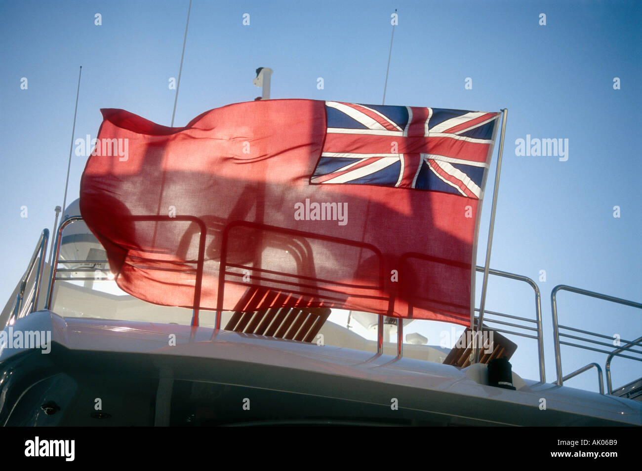 Die britische Red Ensign fliegt von Motorboot auf der London International Boat Show Excel London England UK Stockfoto