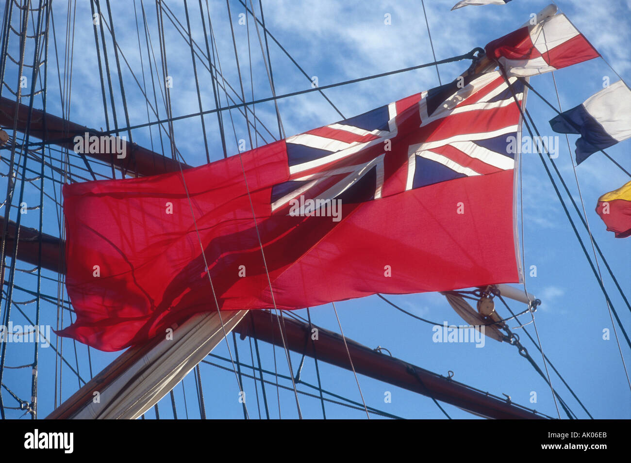 Die britische Red Ensign fliegt von einem Großsegler auf der London International Boat Show Excel London England UK Stockfoto
