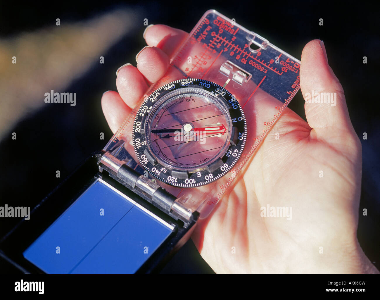 Detail der direktionale Magnetkompass mit der Nadel zeigt nach Norden Stockfoto