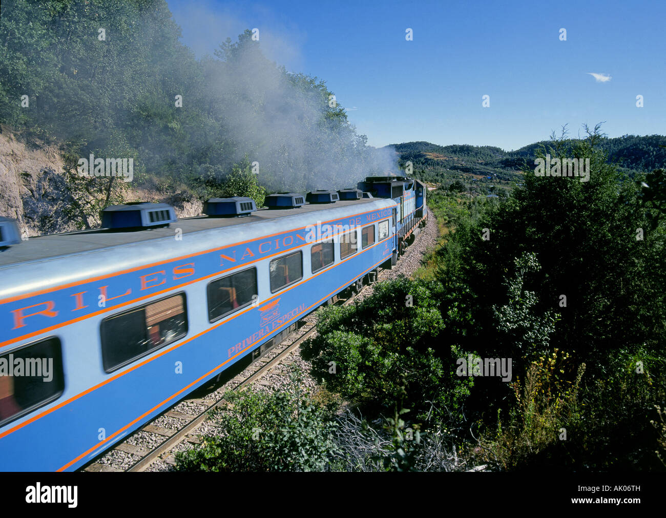 Die Chihuahua Al Pacifico Train-Geschwindigkeiten in Richtung der Divisadero am Rand des Kupfer-Canon Stockfoto