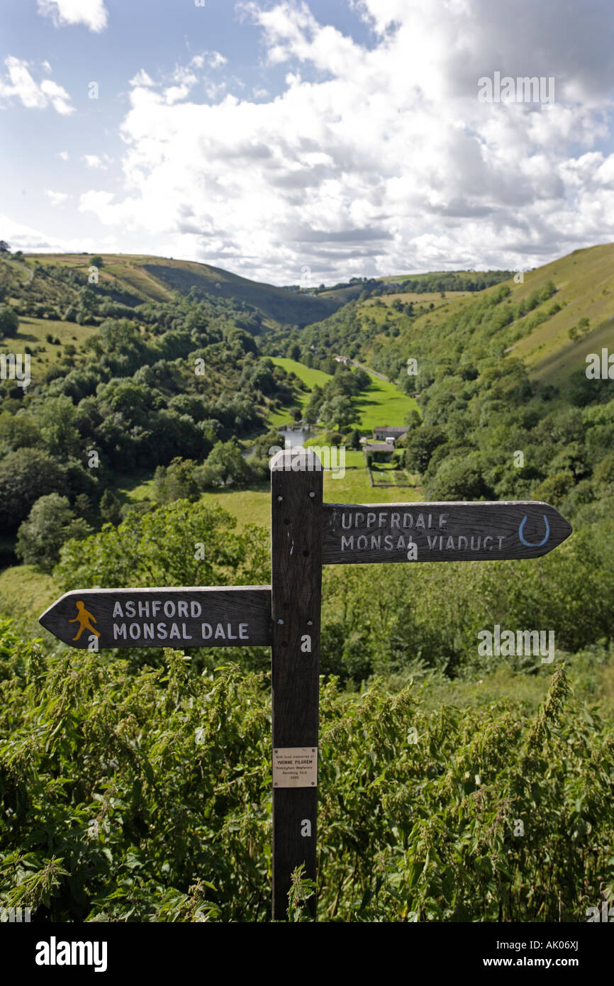 Wegweiser für Wanderer in Monsal Dale Derbyshire Stockfoto