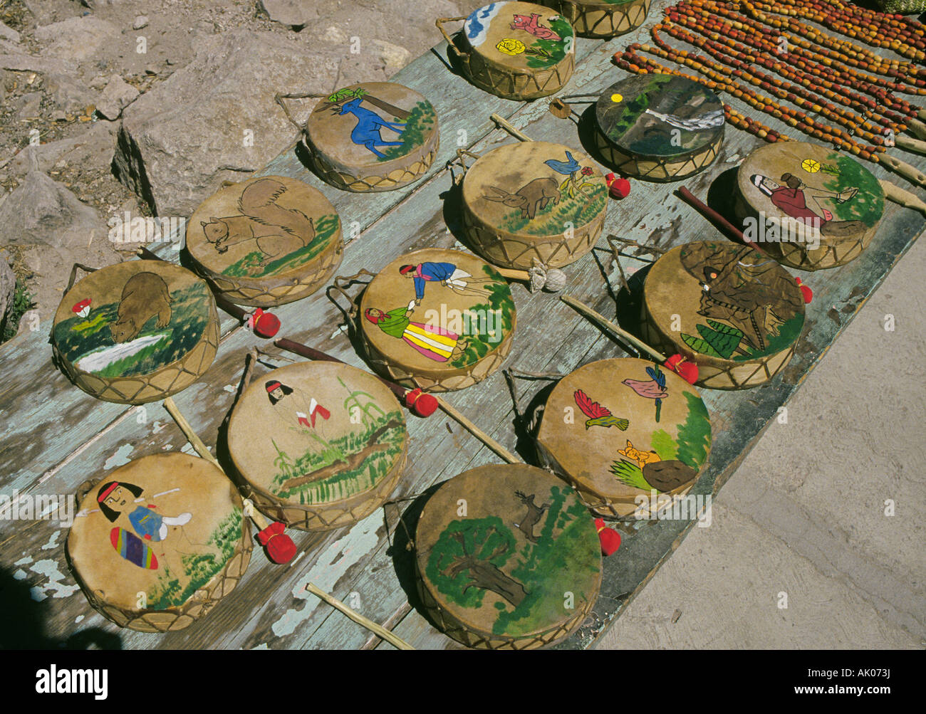 Eine Darstellung der Tarahumara indische Trommeln und Schmuck aus lokalen Materialien hergestellt Stockfoto