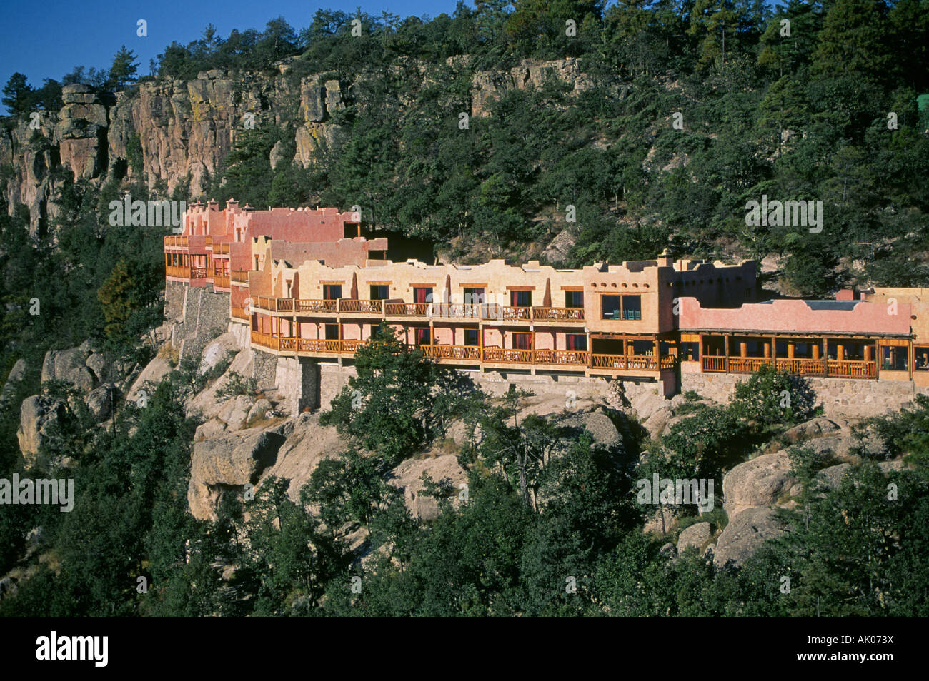 Ein Blick auf das Hotel Posada Barrancas Mirador am inneren Rand des Copper Canyon im Norden Mexikos Stockfoto