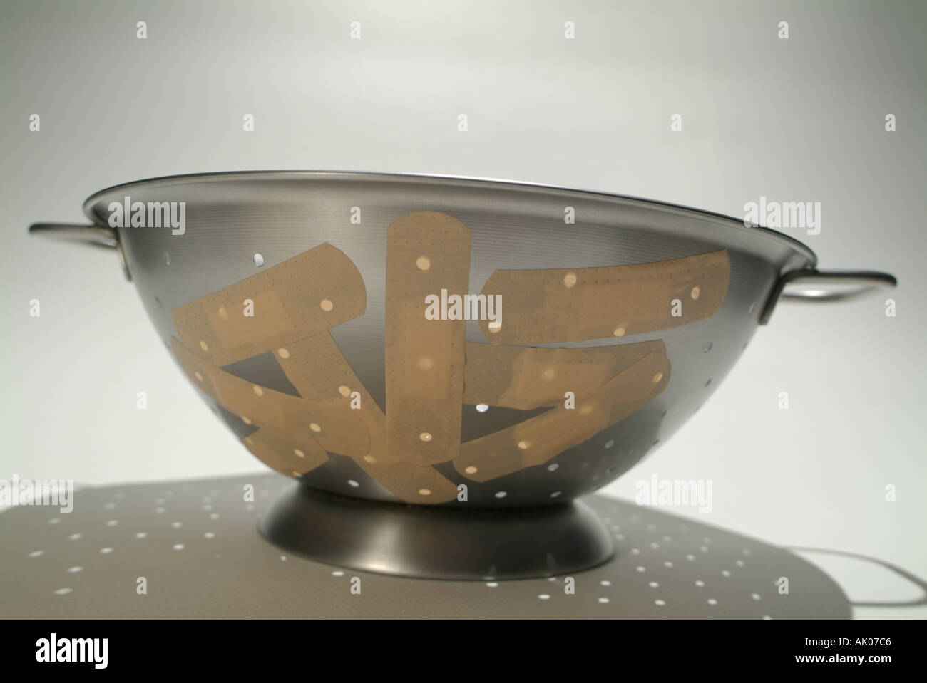 Metallische Sieb mit Heftpflaster bedeckt. Stockfoto