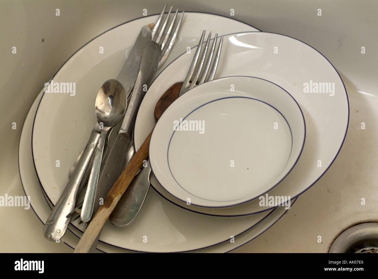 Küchenspüle voll von schmutzigen Besteck und Geschirr. Stockfoto