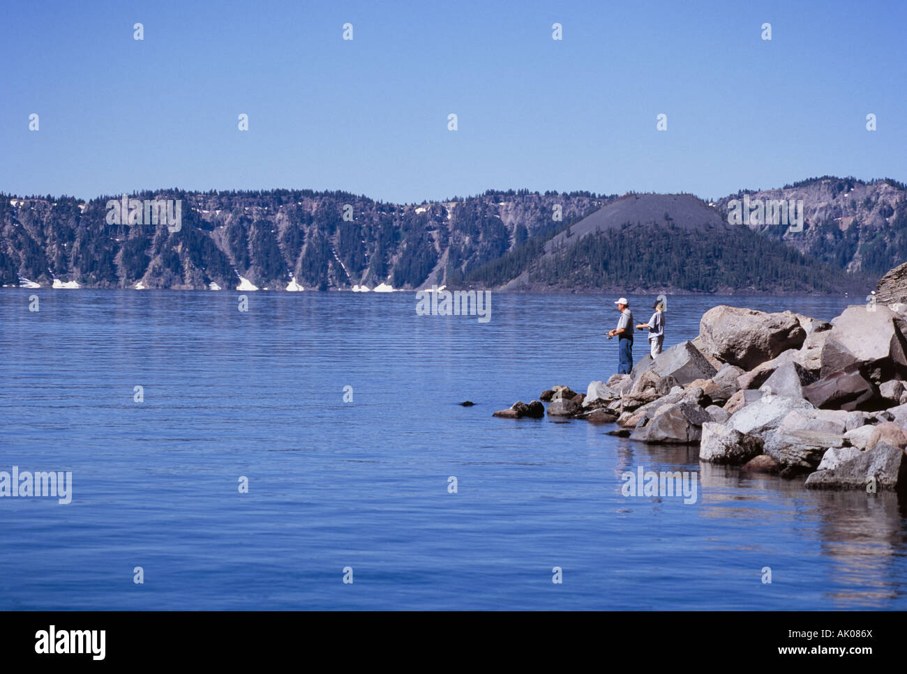 Forellenangler versuchen ihr Glück in den eisigen Tiefen des Crater Lake Stockfoto