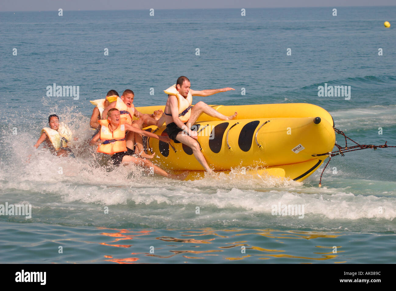 Torremolinos, Costa Del Sol, Spanien.  Bananenboot fahren auf Playamar auch bekannt als Bajondillo Strand Stockfoto