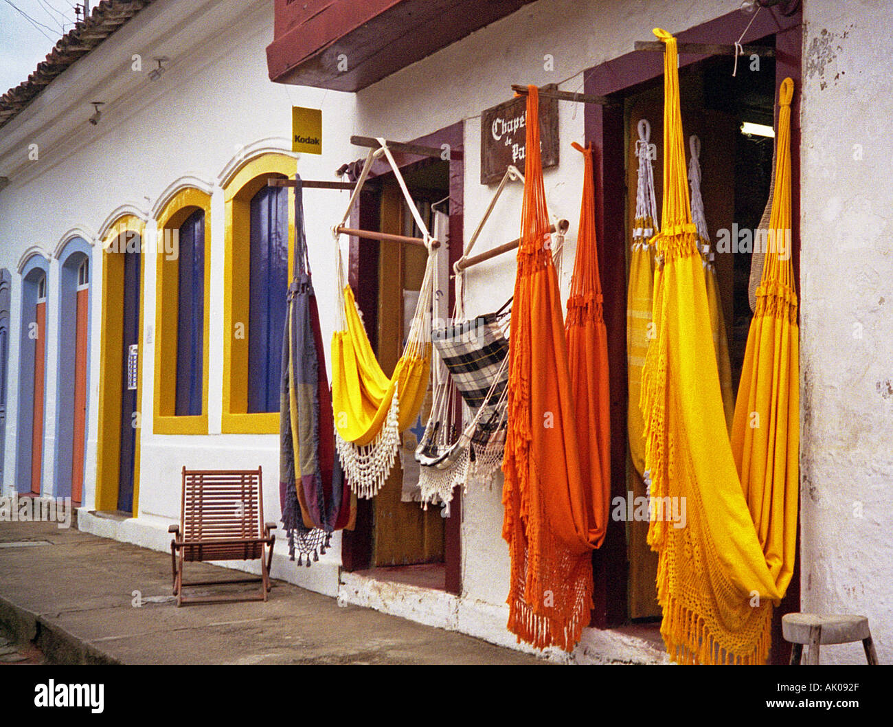 Traditionelle typischen kolonialen Straßenbild Souvenir Shop Display Hängematten Paraty Rio de Janeiro Brasilien Brasil Süden Lateinamerikas Stockfoto