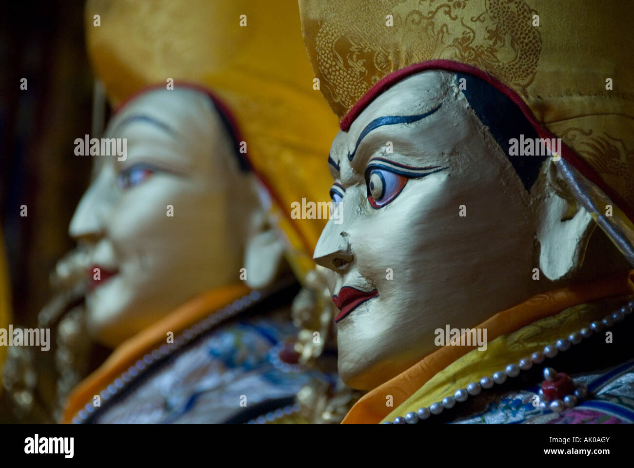 Zwei Lamas in einer Kapelle in Ganden Kloster Tibet der Volksrepublik China Stockfoto