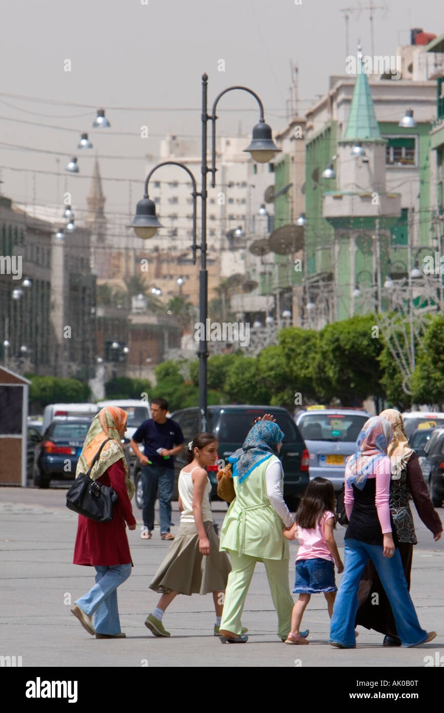 Tripoli, Libyen. Umar Mukhtar Street, Frauen, Kleidungsstile Stockfoto
