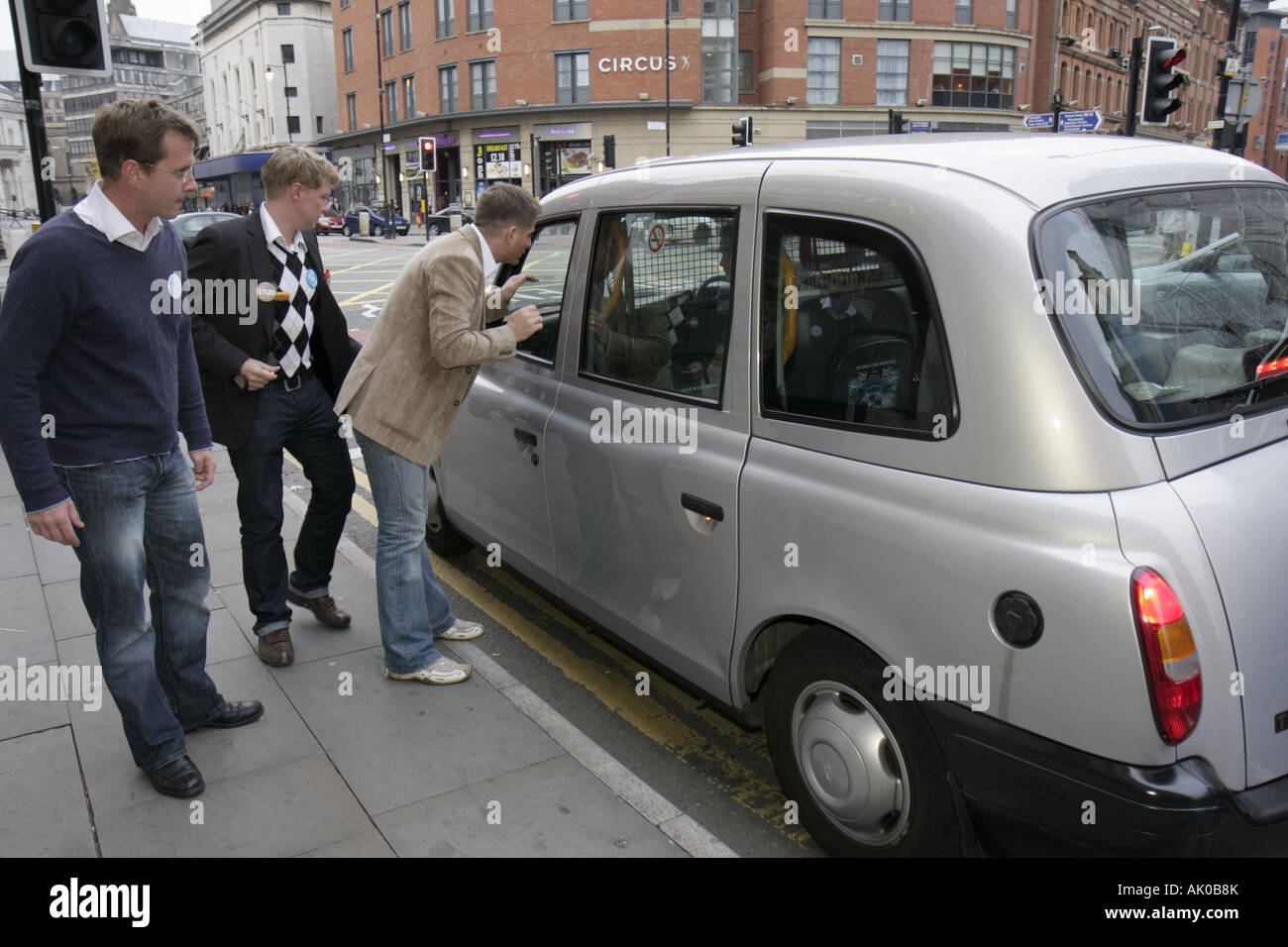 England Vereinigtes Königreich Großbritannien Großbritannien Britisches Englisch, Lancashire, Manchester, Oxford Street, Taxi, Taxis, Taxis, Taxis, Taxis, Männer, Fahrer, Besucher Reisen t Stockfoto