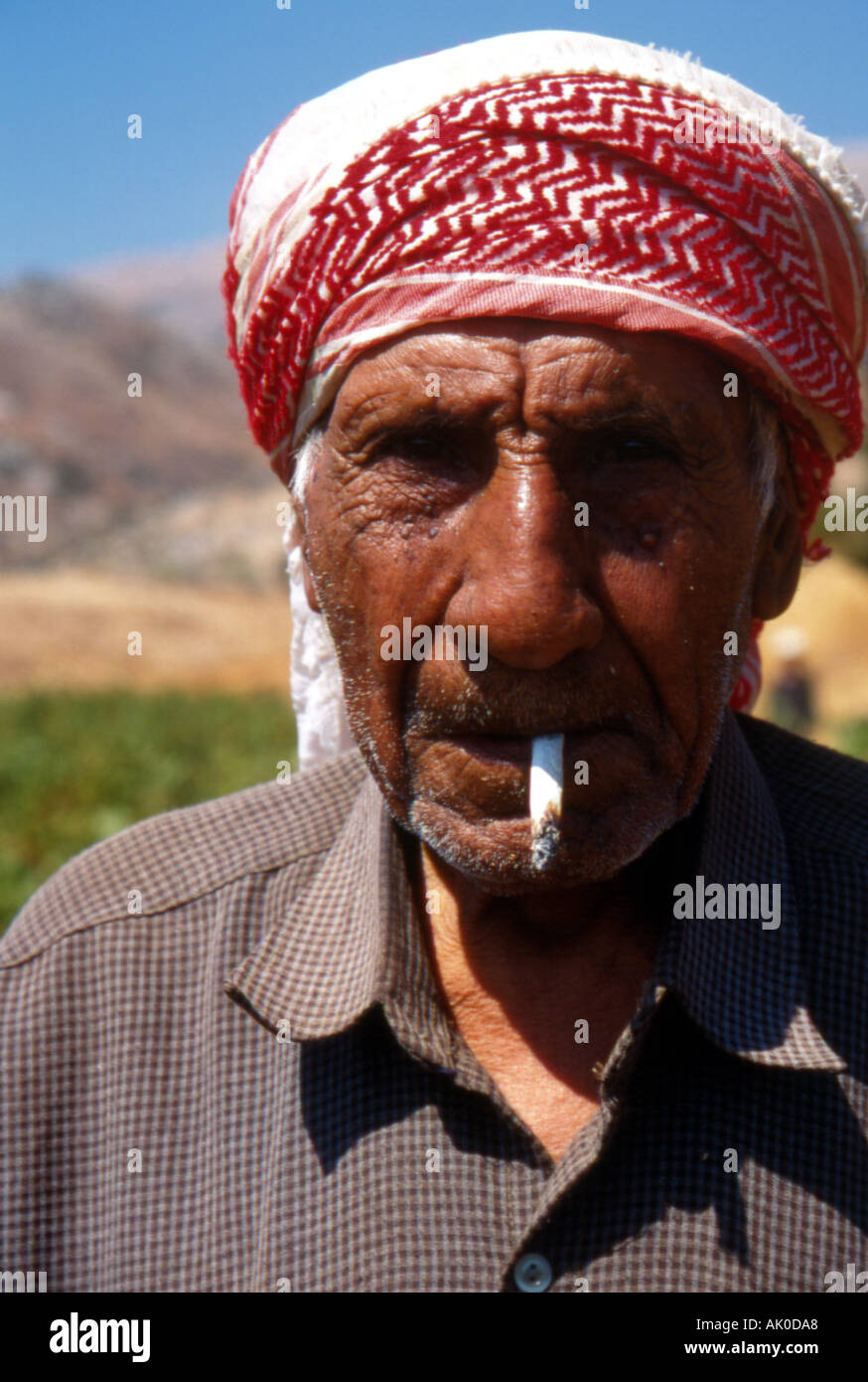 alten kurdischen Mann Porträt genießen Rauchen Bekaa Valley lebanon Stockfoto