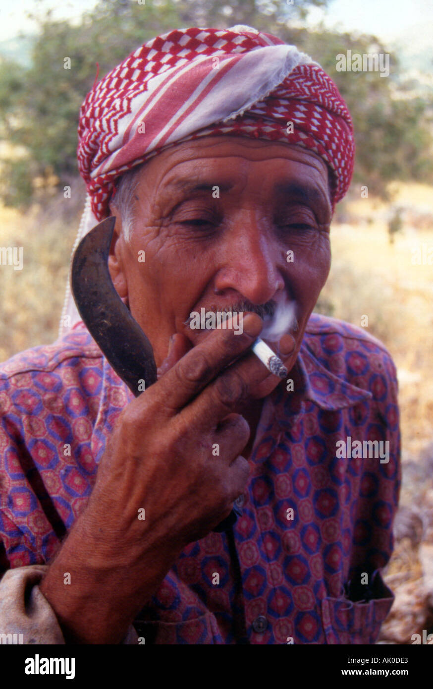 kurdische Greis genießen seine Zigarette im Bekaa Valley lebanon Stockfoto