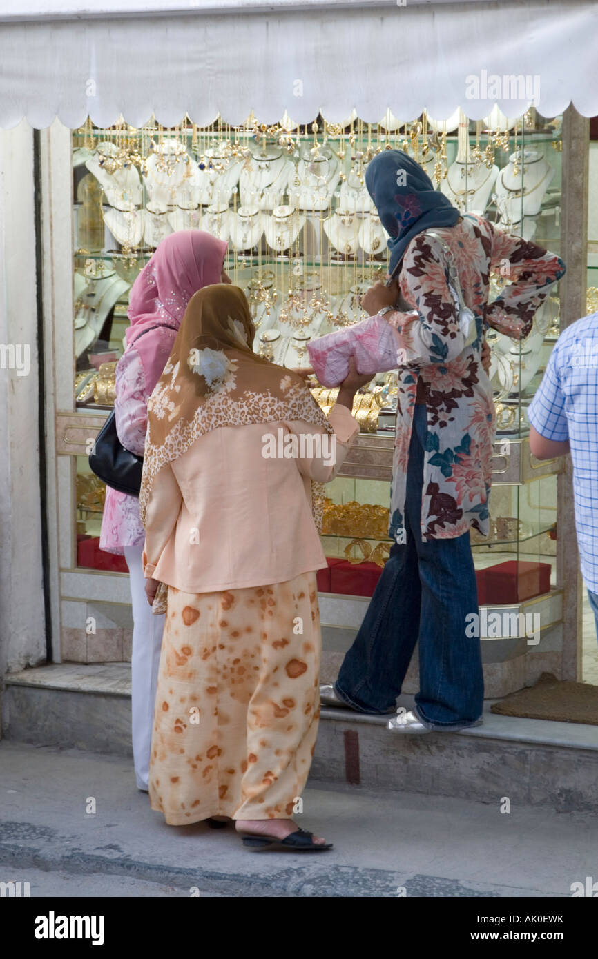 Tripoli, Libyen. Libysche Frauen Schaufensterbummel für Gold in der Medina Stockfoto