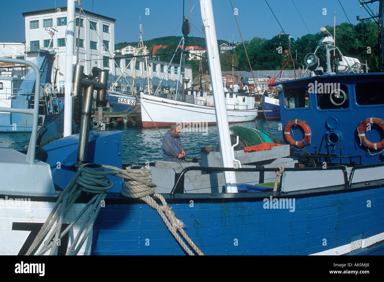 Fischerboot im Hafen / Sassnitz Stockfoto