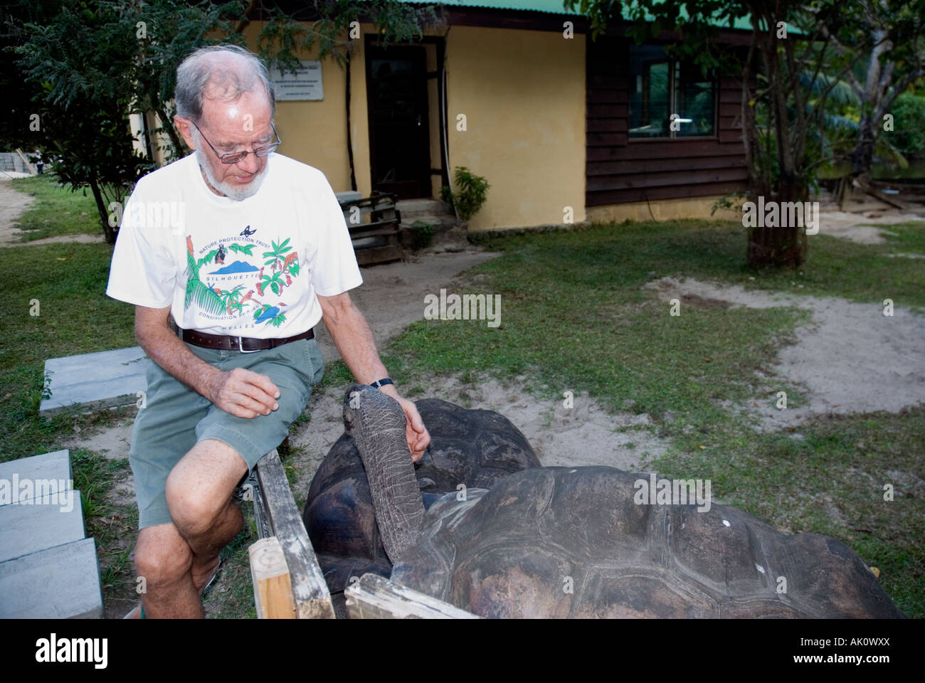 Ron Gerlach Manager des Heiligtums Natur Schutz Vertrauen der Seychellen Silhouette Island Seychellen Riesenschildkröte Stockfoto