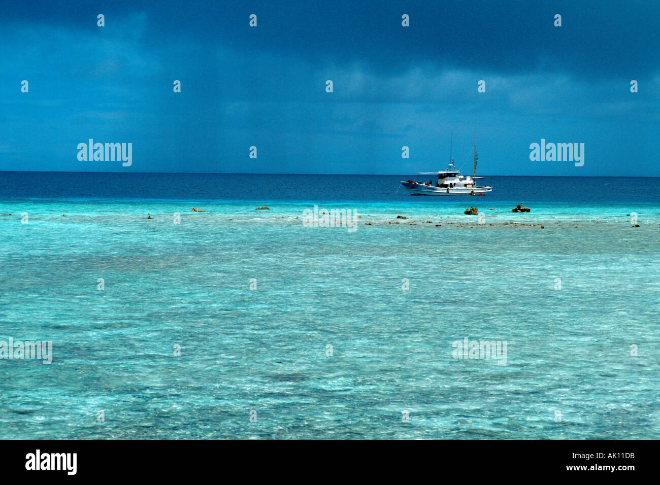 Expeditionsboot vertäut im Atoll während Gewitter nähert sich Mili Marshallinseln N Pazifik Stockfoto