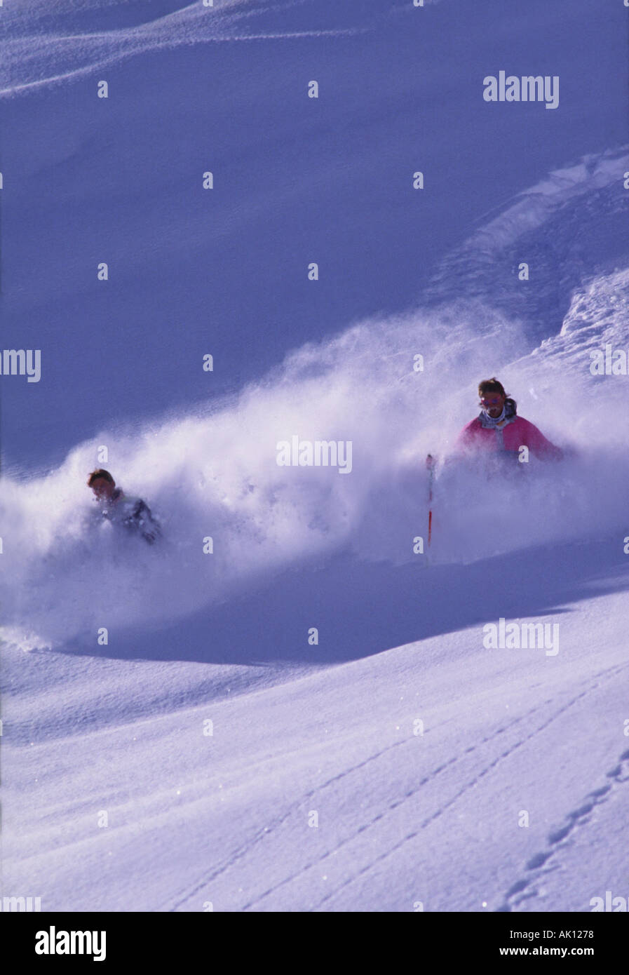 Archiv Fotos von zwei Skifahrer im Pulverschnee in Courchevel, Frankreich ca. ca. 1988. Stockfoto