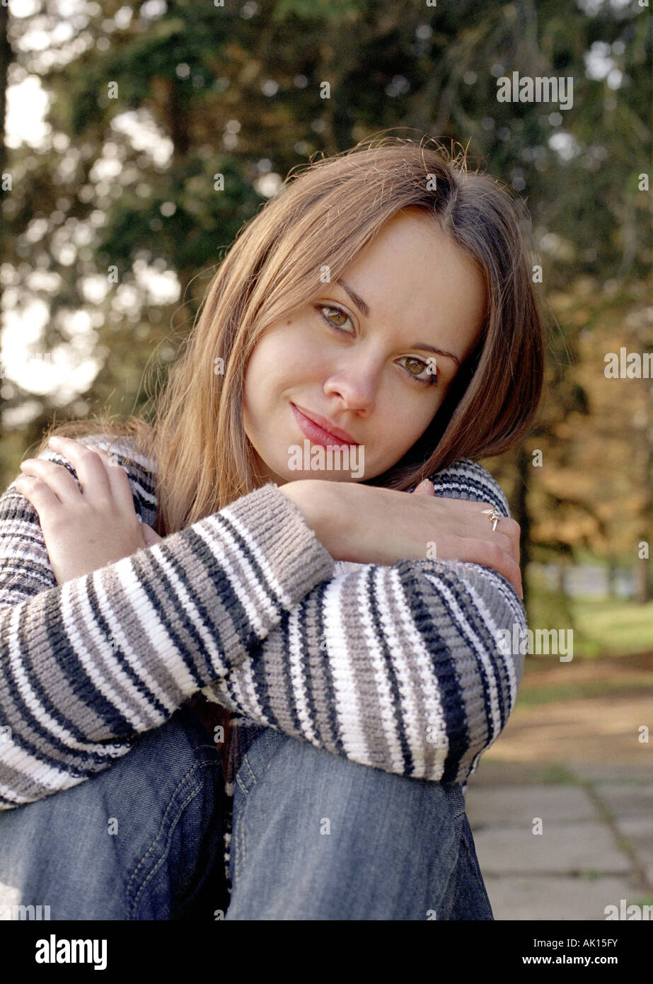 junge Frau im Herbst park Stockfoto